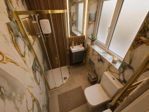 an overhead view of a bathroom with a toilet and a sink at Hayes Studios near Heathrow in Northolt