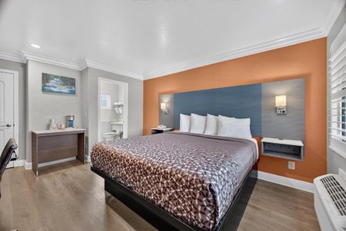 a hotel room with a bed and a bathroom at Padre Oaks in Monterey