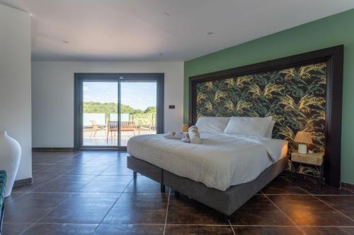 a bedroom with a bed with a large painting on the wall at Bien plus qu un séjour Une expérience à vivre in Mondragon