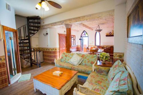 a living room with a couch and a table at 墾丁戀戀莎堡特色民宿 Castillo in Eluan