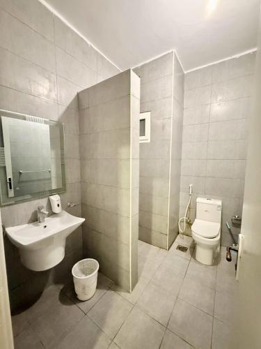 a bathroom with a sink and a toilet and a mirror at شاليه درة العروس البرادايس بيتش in Dahaban