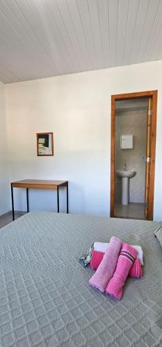a bedroom with a bed with pink towels on it at recanto Provetá 1 ILHA GRANDE in Praia de Provetá 