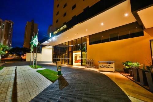 a store front of a building at night at Quality Hotel Flamboyant in Goiânia