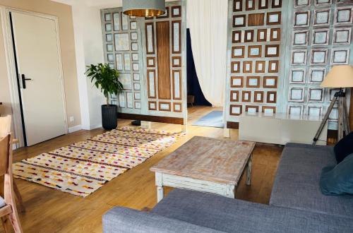 a living room with a couch and a table at El cuarto AZUL in Urrugne