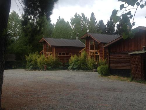 a log cabin with a driveway in front of it at Turismo Montaña in Ensenada