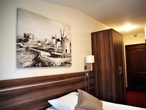una habitación de hotel con una pintura en la pared en Villa Masoneria, en Łódź