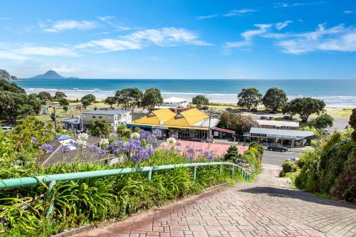 una vista di una città con fiori e l'oceano di Ohope Heights a Ohope Beach