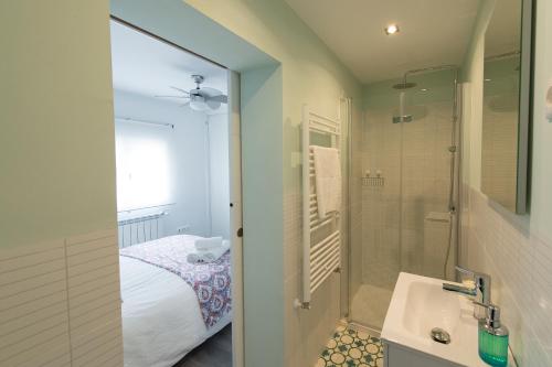bagno con letto, doccia e lavandino di Apartamento Turístico la Concordia a Guadalajara