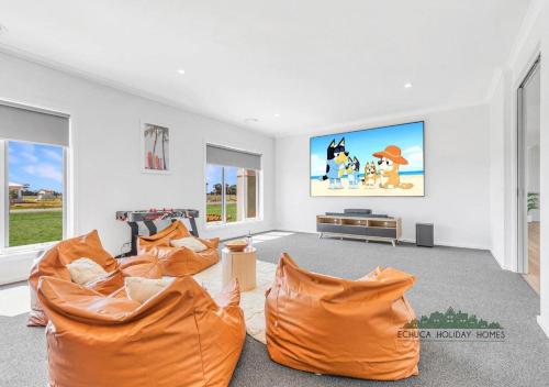 ein leeres Wohnzimmer mit orangefarbenen Kissen darin in der Unterkunft Riverside Meadows in Echuca