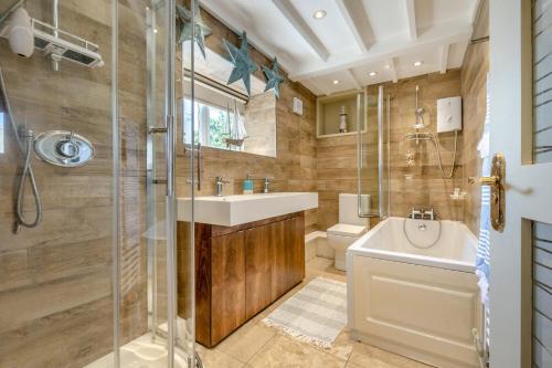a bathroom with a sink and a shower and a toilet at 3 Bed in Bakewell oc-96293 in Baslow
