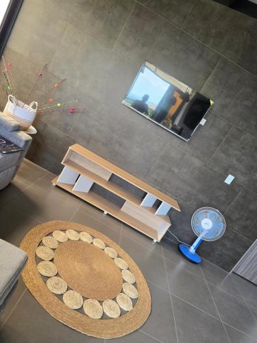an overhead view of a living room with a table and a tv at Chalet - ENCANTO - Donde la Tranquilidad tiene la mejor Vista in El Cerrito