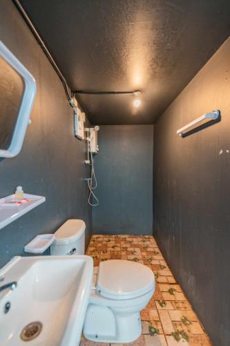 a bathroom with a toilet and a sink at MonPhuView MonJam ม่อนภูวิว ม่อนแจ่ม in Mon Jam