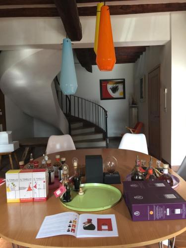 a table with some toys on top of it at Le dimore de Il borgo del balsamico in Albinea