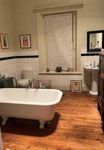 ein Badezimmer mit einer großen Badewanne und einem Waschbecken in der Unterkunft Kombacy in Irymple