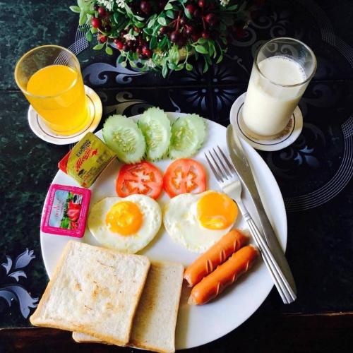 a plate of eggs and vegetables and toast and drinks at ปายเรือนไทย in Pai