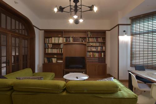 The library in Az apartmant