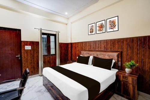 a bedroom with a bed and a wooden wall at OYO Collection O Govind Vihar Matiyari Formerly Saffron in Lucknow