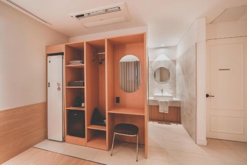 a bathroom with a sink and a mirror at 호텔 인썸니아 Hotel Insomnia 失眠酒店 in Daegu