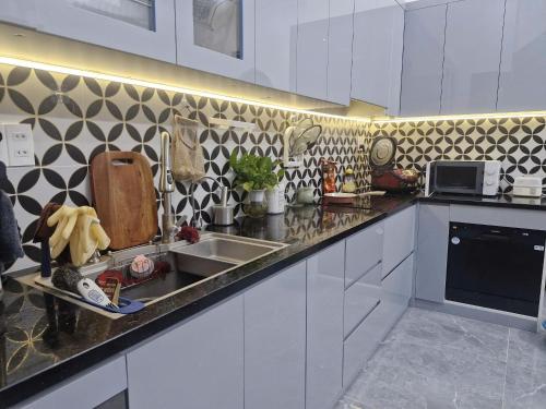 a kitchen with a sink and a counter top at Home Phong Vân in Hâu Thon