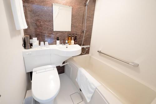 ein Badezimmer mit Toilette, Waschbecken und Badewanne in der Unterkunft Five Hotel Osaka in Osaka