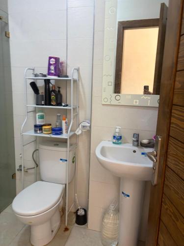 ein Badezimmer mit Toilette und Waschbecken in der Unterkunft lot24 in Saidia 