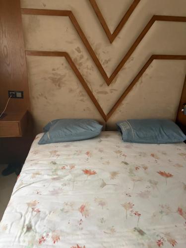 ein Bett mit zwei Kissen darauf in einem Zimmer in der Unterkunft lot24 in Saidia 