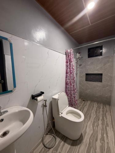a bathroom with a toilet and a sink at Casa Jawero in Orani