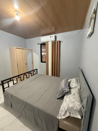 a bedroom with a bed and a window in it at Casa Jawero in Orani