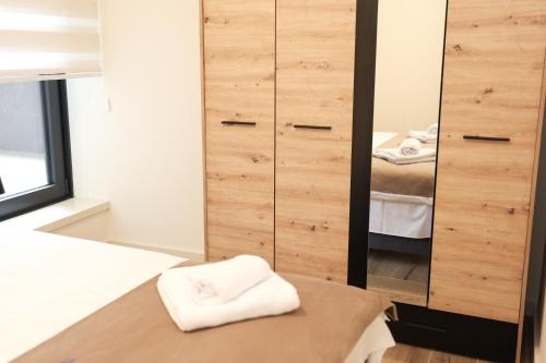 a bathroom with a mirror and a table with towels at SKYHILL 1 O1 Jahorna in Jahorina
