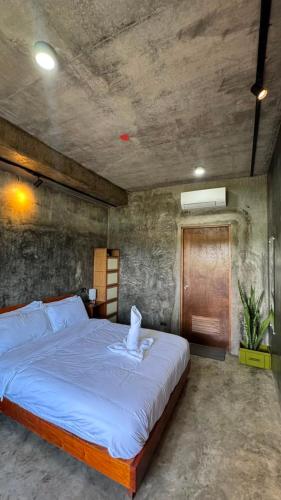 ein Schlafzimmer mit einem großen Bett in einem Zimmer in der Unterkunft Lungga in General Luna