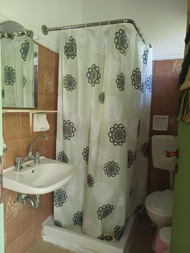 ein Badezimmer mit Waschbecken und Duschvorhang in der Unterkunft Orama in Vasiliká