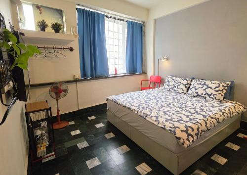 a bedroom with a bed and a window at Avery case in Tainan