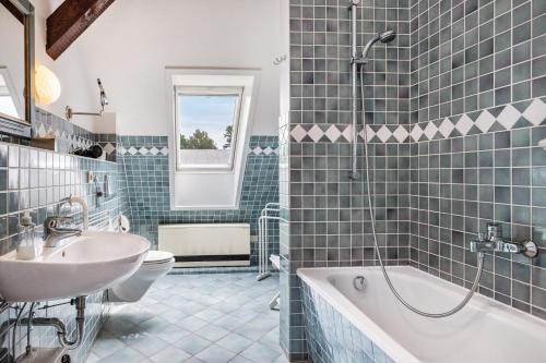 a bathroom with a tub and a toilet and a sink at Deelenwohnung in Trebel