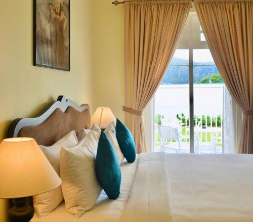 เตียงในห้องที่ Grand Misty Hills