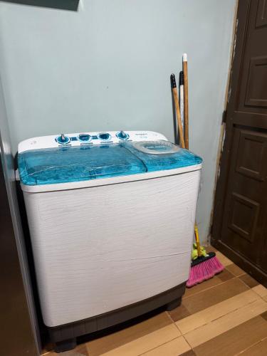 a cooler with a blue top in a room at Lugar de paz cerca de Upala in Upala