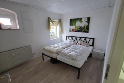 a bedroom with a large bed in a room at NEU! Ferienwohnung am Schanzenbach in Hartha