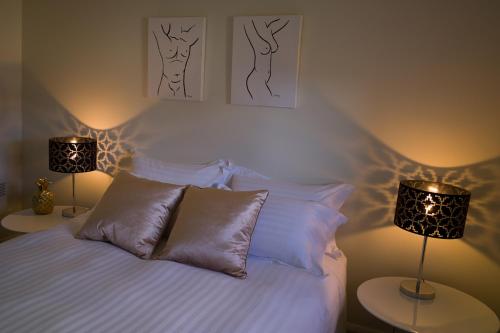 a bedroom with a bed with two lamps on it at The Storekeeper's in Buckland