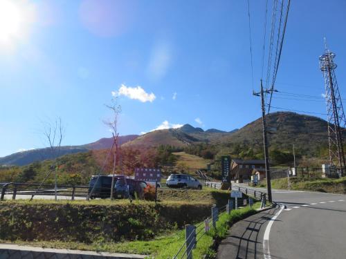 a view of a road with mountains in the background at Nikko Pension L'escale in Nikko