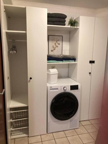 a washer and dryer in a small room at Landluft in Gnissau