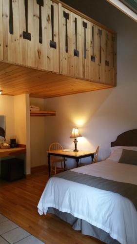 Postel nebo postele na pokoji v ubytování Lenroot Lodge