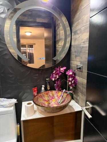 a bathroom with a sink and a mirror at Cabaña Lakshmi in El Pescador