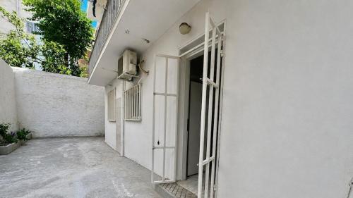 Athens Lower Ground Gem - Near Metro by ΜΡS