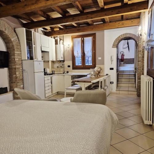 a kitchen and living room with a table and chairs at Nell'antico ghetto ebraico in Ferrara