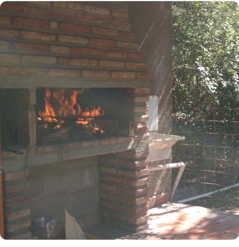 a brick oven with a fire inside of it at Cabañita La Paz Villa Sanagasta in Villa Bustos