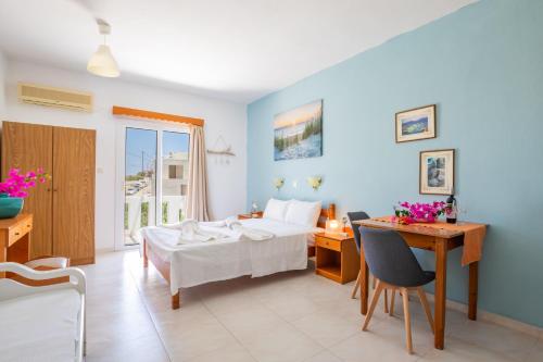 ein Hotelzimmer mit Bett, Schreibtisch und Schlafzimmer in der Unterkunft Studios Nina in Amoopi