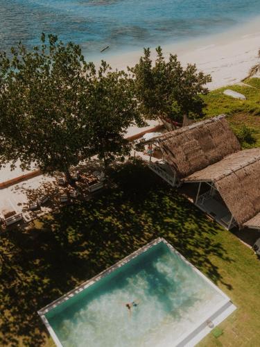 an overhead view of a swimming pool next to a beach at La Belle Hollow Trees in Katiet