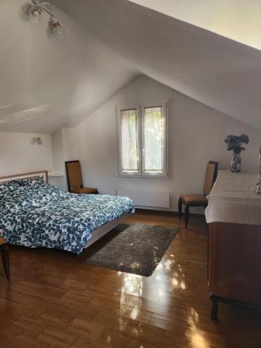 a bedroom with a bed and two windows at L'Escapade de Zillis in Zillisheim