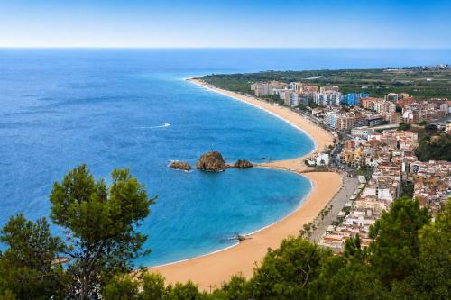 an aerial view of a beach in the ocean at Kampaoh Blanes in Blanes