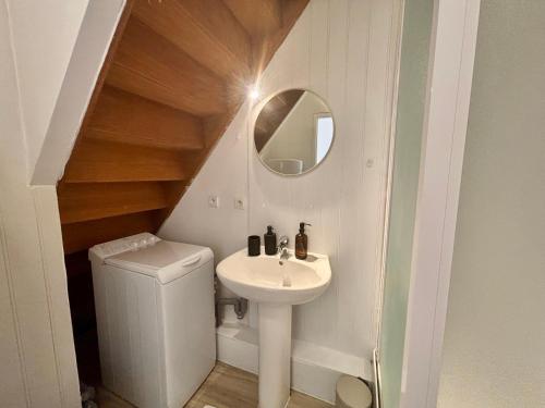 a bathroom with a sink and a toilet and a mirror at Charmant Duplex climatisé, Centre de Cahors in Cahors
