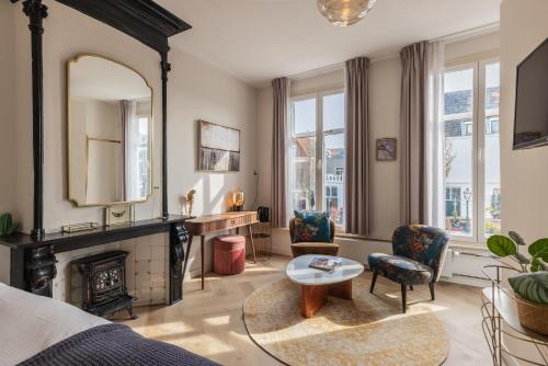 salon z kominkiem i lustrem w obiekcie LOT Hotel w Lejdzie